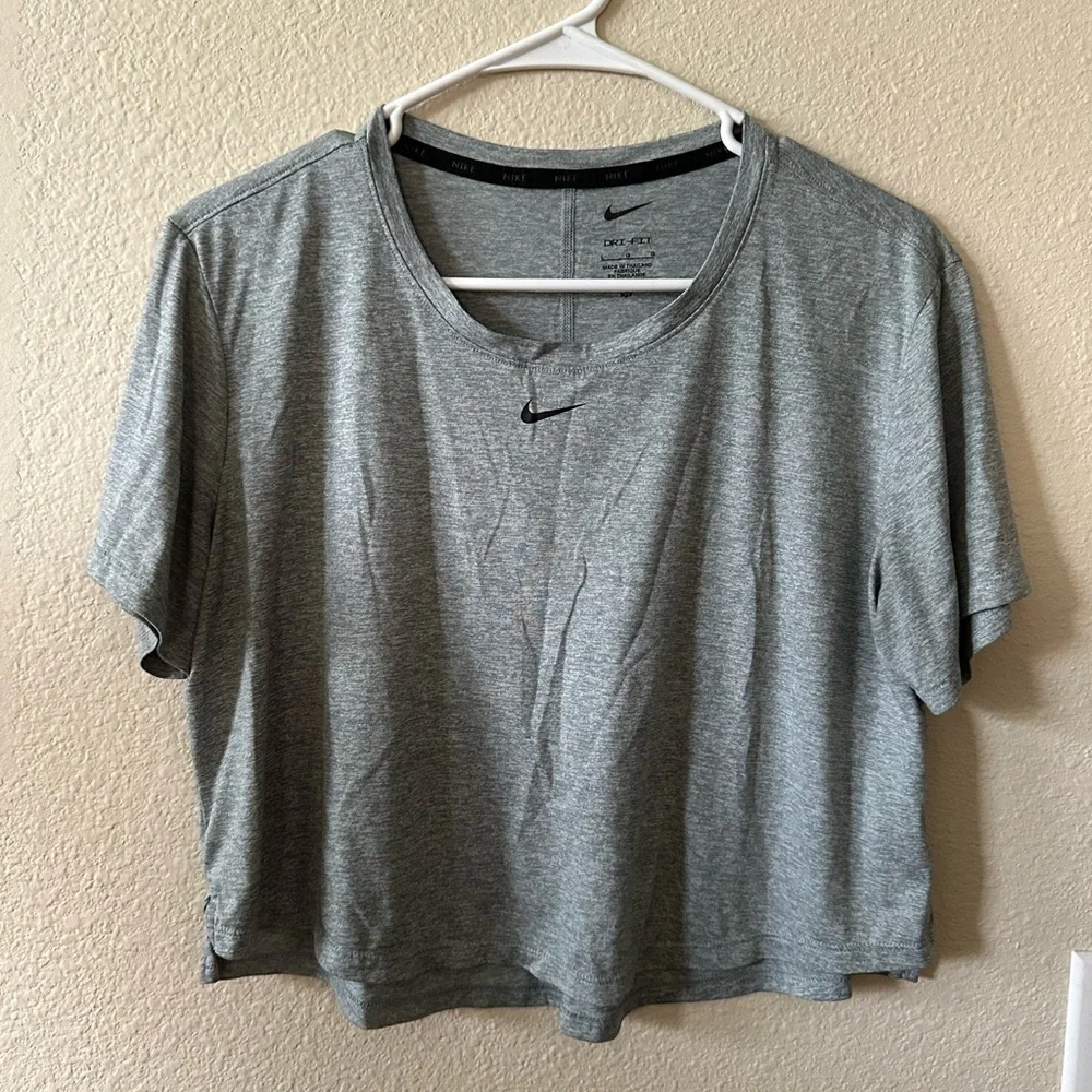Nike Women’s Grey Dri-FIT Short Sleeve Athletic Top size L/ NWOT B165